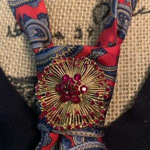 Men’s tie with vintage rhinestone brooch